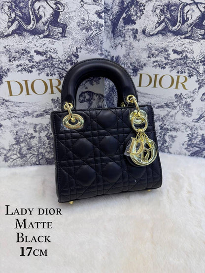 Dior
 (𝐥𝐚𝐝𝐲)
𝐰𝐢𝐭𝐡 𝐛𝐨𝐱 
🎁🎁🎁

𝐥𝐞𝐚𝐭𝐡𝐞𝐫 𝐦𝐚𝐭𝐭𝐞
𝐬𝐢𝐳𝐞:17𝐜𝐦
100 dhs🪙🖤

Zain56
♥️♥️♥️