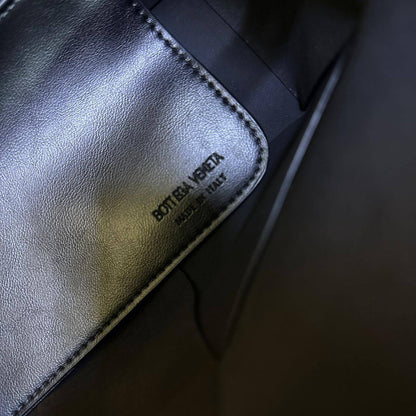BOTTEGA 
GOOD QUALITY  

WITH BOX
🎁🎁🎁

110 dhs✅

Zain39
♥️♥️♥️