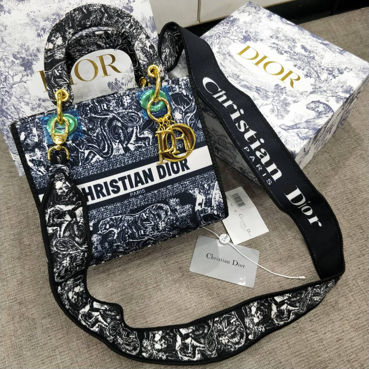 Dior

95 dhs✅

with box
🎁🎁🎁

Zain235
♥️♥️♥️