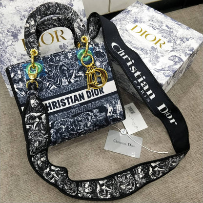 Dior

95 dhs✅

with box
🎁🎁🎁

Zain235
♥️♥️♥️
