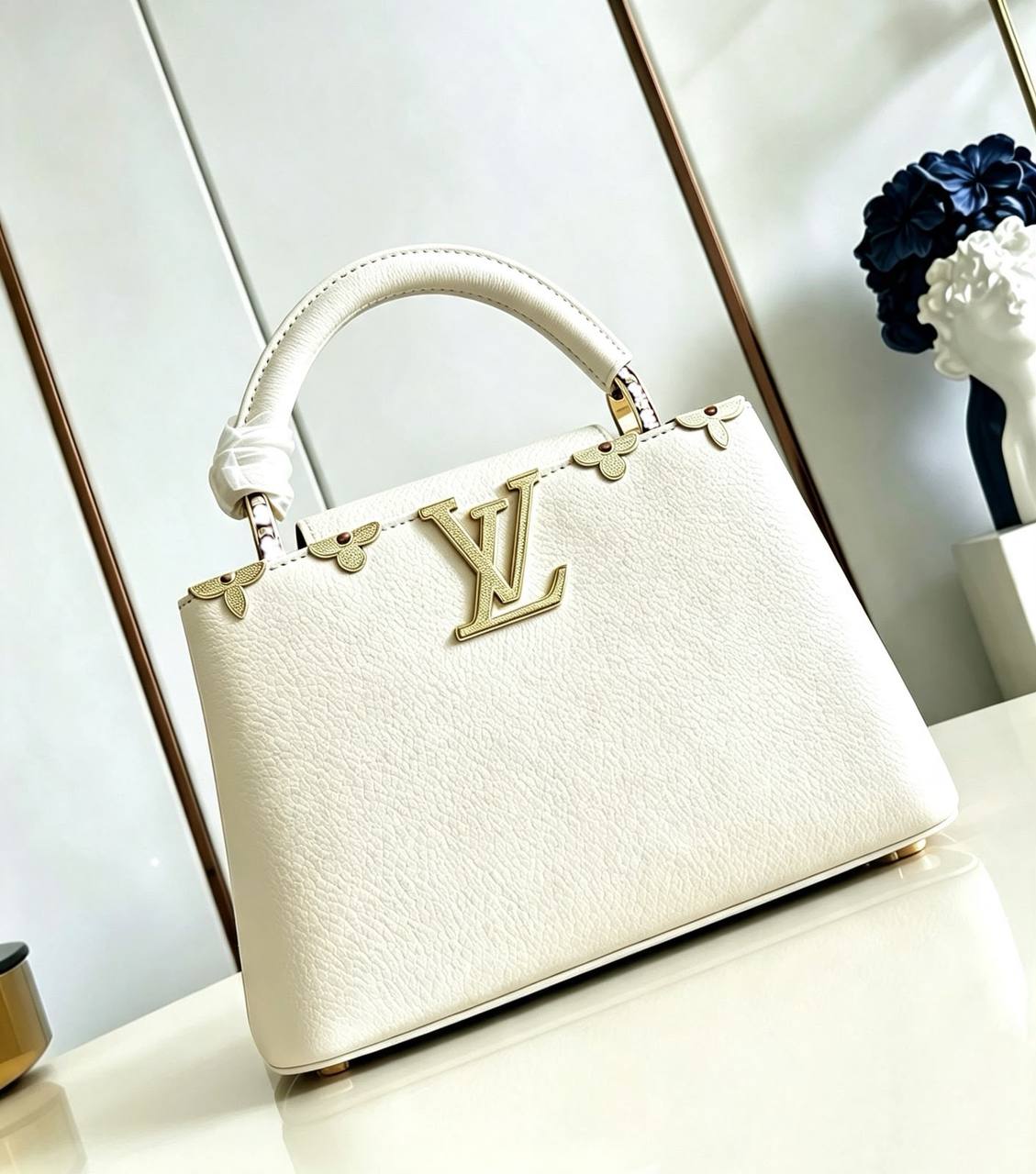 LV NEW CAME HIGH QUALITY WITH BOX 
150 dhs🇦🇪🇦🇪

Zain295
♥️♥️♥️