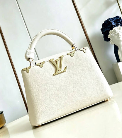 LV NEW CAME HIGH QUALITY WITH BOX 
150 dhs🇦🇪🇦🇪

Zain295
♥️♥️♥️