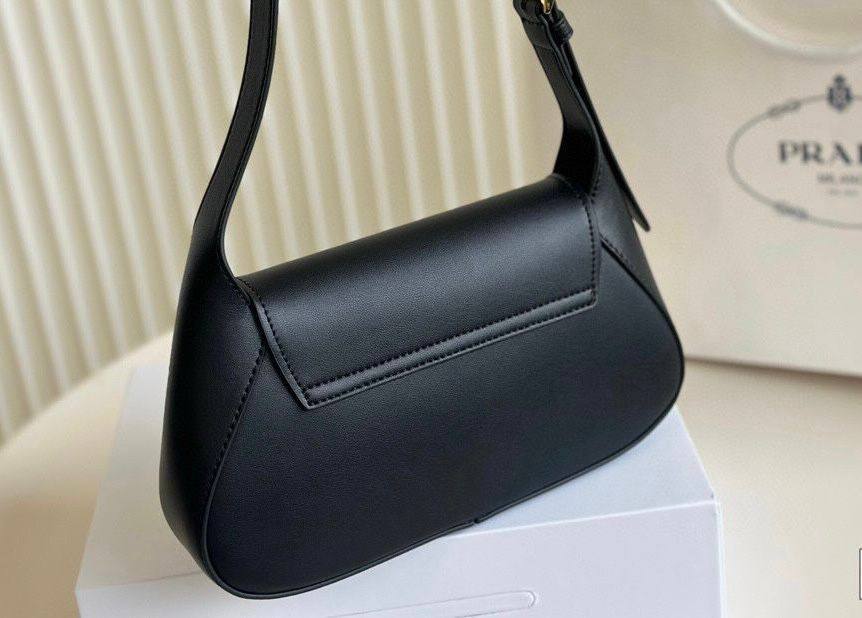 Prada

With box 
🎁🎁🎁

85 dhs❣️

Zain39
♥️♥️♥️