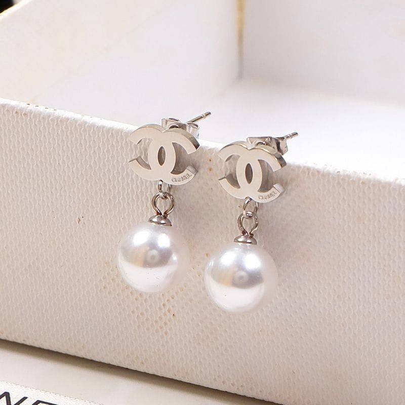 New arrival branded earrings stainless steel non tarnish 
30 dhs✅✅
40 dhs✅✅ with normal box 

Zain243
♥️♥️♥️