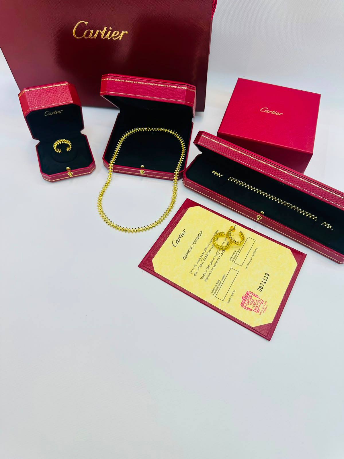 CARTIER SET❤️‍🔥*
Necklace 💥
Earring 🔥
Bracelet 🐦‍🔥
Ring 💍 available size 👇
6,7,8,9
With stone 🦋
With normal boxes 🗃️ 
340 dhs✅

With master box 📦 
390 dhs✅

Zain216
♥️♥️♥️