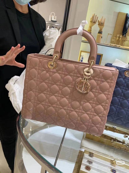 DIOR
Good  QUALITY 
SIZE:32cm
120 dhs🪙💕
🔥high quality🔥🔥

Zain04
♥️♥️♥️