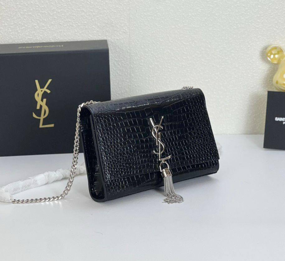 YSL
22*16*5cm

With box 🎁🎁🎁

95 dhs🇦🇪

Zain17
♥️♥️♥️