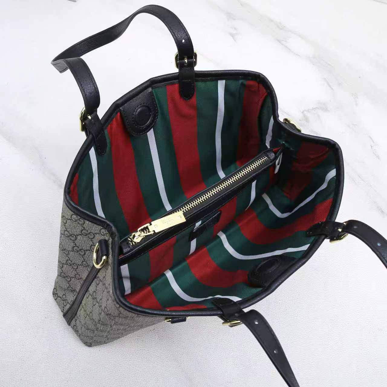 Gucci

High quality

Size：32cm

With box 

110 dhs🇦🇪🇦🇪
Zain50
♥️♥️♥️