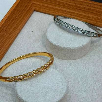 Bangle ❤️‍🔥*
good quality 💯
With black boxes 🗃️ 
20 dhs💓
With normal boxes 📦 
And paper bag🛍️
30 dhs💓

Zain216
♥️♥️♥️