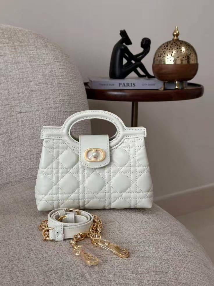 💎  Dior Jolie new
1⃣️ First quality +🎁
Size : 19 * 13.5 cm
115 dhs🌺
with 🎁

Zain115
♥️♥️♥️