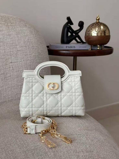 💎  Dior Jolie new
1⃣️ First quality +🎁
Size : 19 * 13.5 cm
115 dhs🌺
with 🎁

Zain115
♥️♥️♥️