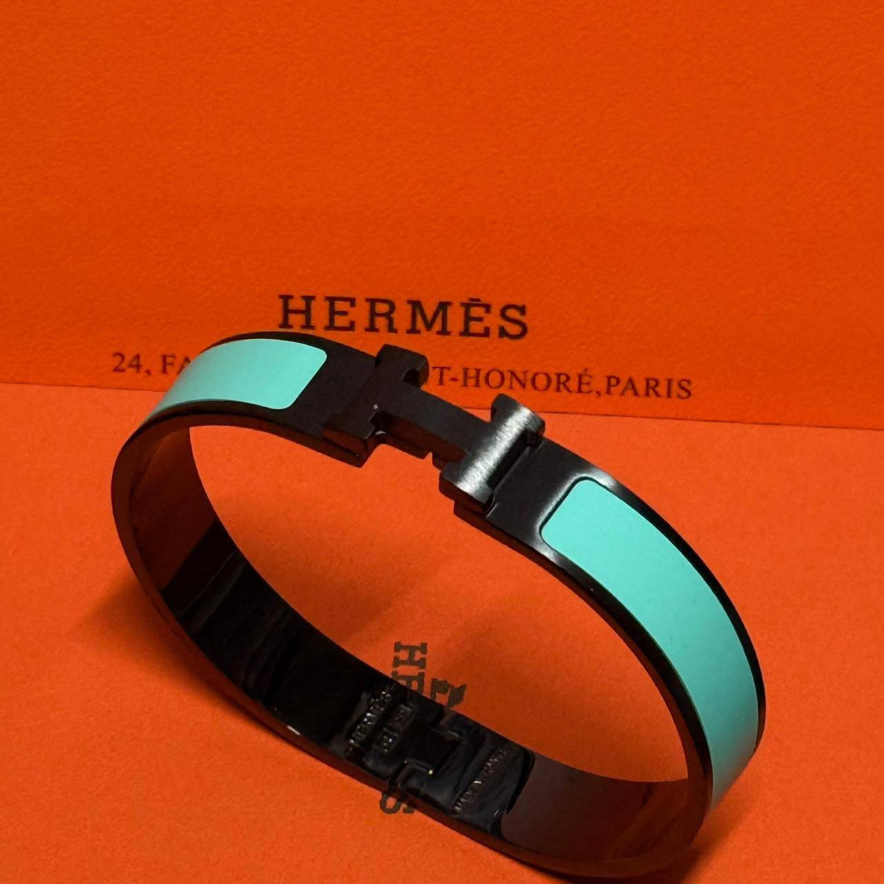 Hermes ❤️‍🔥*
Bangle ✨
Master quality 💯
Size 17,19,21
With normal boxes 📦 
55 dhs❤️
With master box 🗃️ 
65 dhs❤️

Zain216
♥️♥️♥️