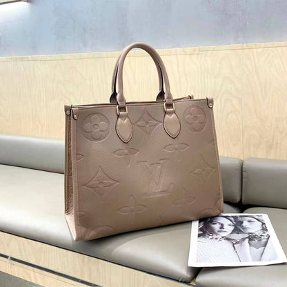 LV
Size 41cm
110 dhs✅

Zain70
♥️♥️♥️