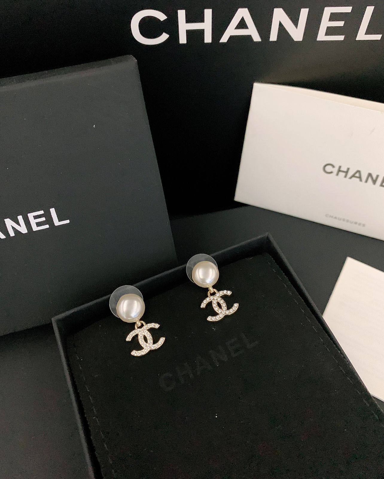 CHANEL*_EARRINGS_

55 dhs❤️💚
         _With_
          *Box* 📦✅

Zain89
♥️♥️♥️