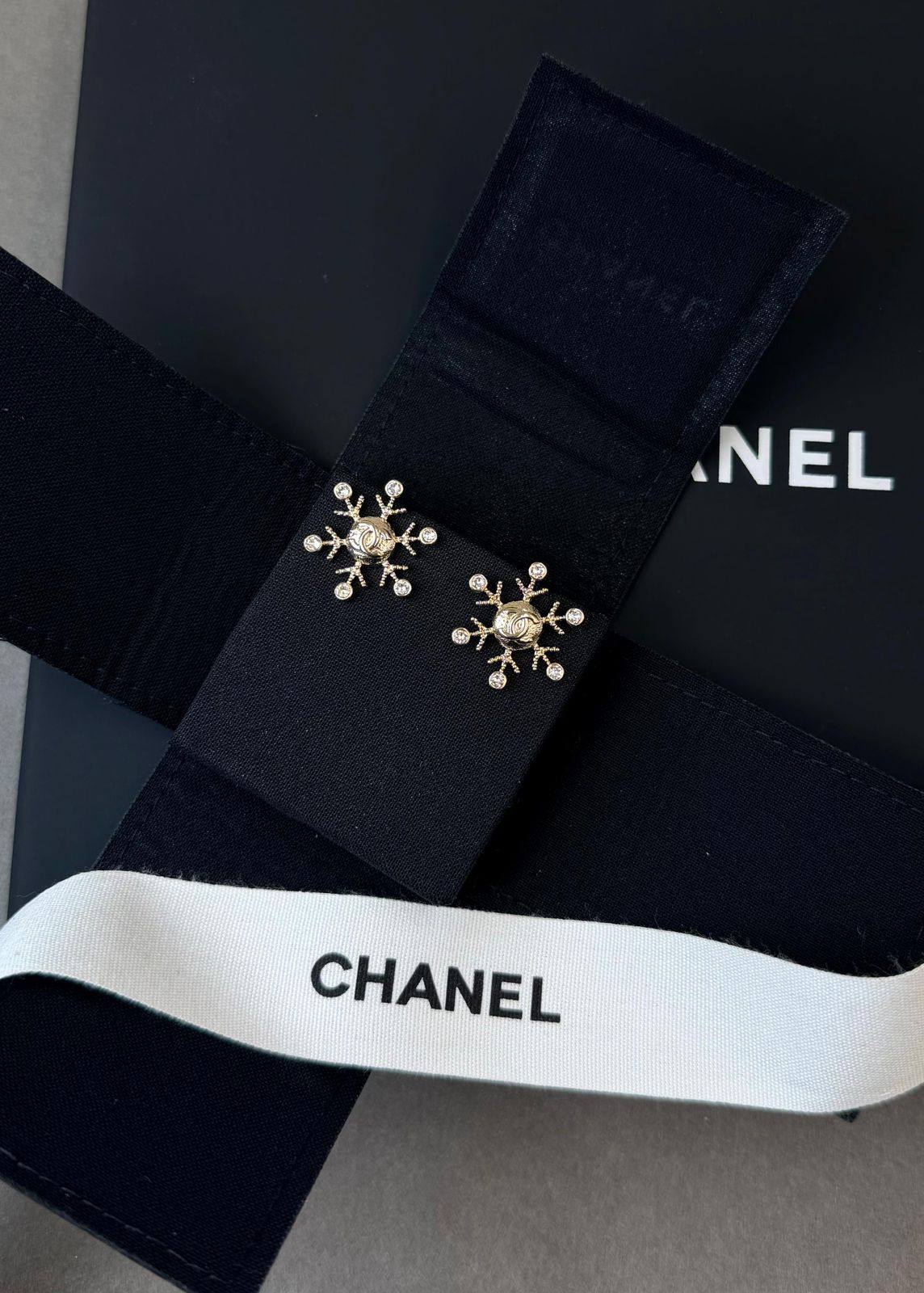 *CHANEL* 🤍
↗️ *Super Master Quality ®️*
* *New Collection*
* ⁠EARINGS
*95 dhs❣️* with *Orignal* Packing 🎁
*85 dhs❣️* with *Normal* Box & Bag

Zain209
♥️♥️♥️