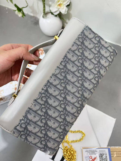 CHRISTIAN DIOR
ᴍᴏɴᴛᴀɪɢɴᴇ ʙᴀɢ
ᴄᴀɴᴠᴀs & ʟᴇᴀᴛʜᴇʀ ᴍᴀᴛᴇʀɪᴀʟ
ᴡɪᴛʜ ᴄʜᴀɪɴ
sɪᴢᴇ : 24 cm
ᴡɪᴛʜ BOX
🎁🎁🎁

65 dhs💚

Zain31
♥️♥️♥️