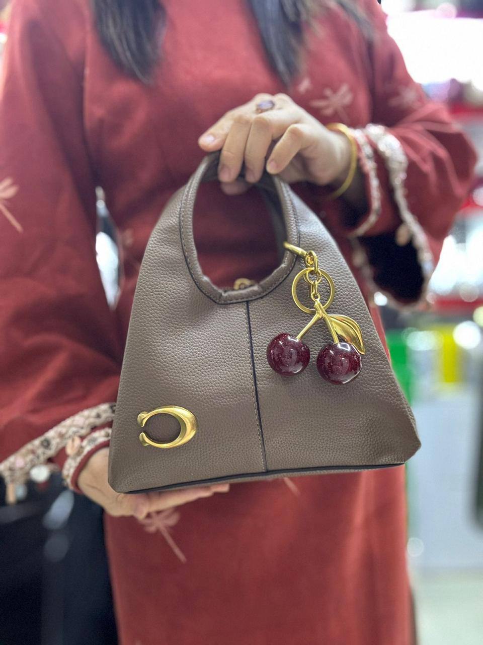 ❤️ Coach Lana
1⃣️ First quality +🎁

Size: 26 ~ 23 *16 cm

85 dhs✅

with box🎁

Zain115
♥️♥️♥️