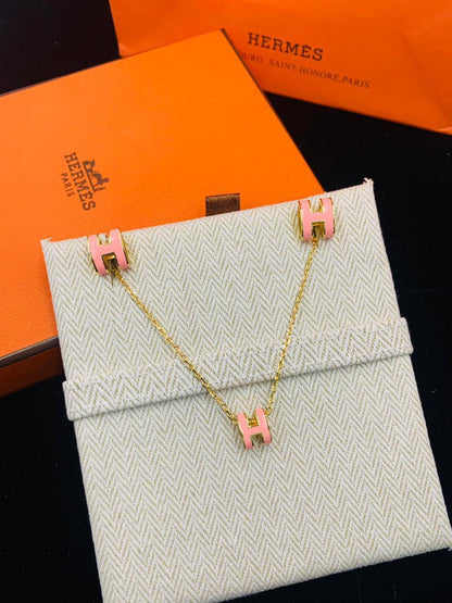 MASTER HERMES 
SET✨
NECKLACE EARRINGS.  💥💫
WITH NORMAL BOX AND PAPER BAG 
90 dhs❣️
WITH SAME BOX AND PAPER BAG 
115 dhs❣️

Zain89
♥️♥️♥️