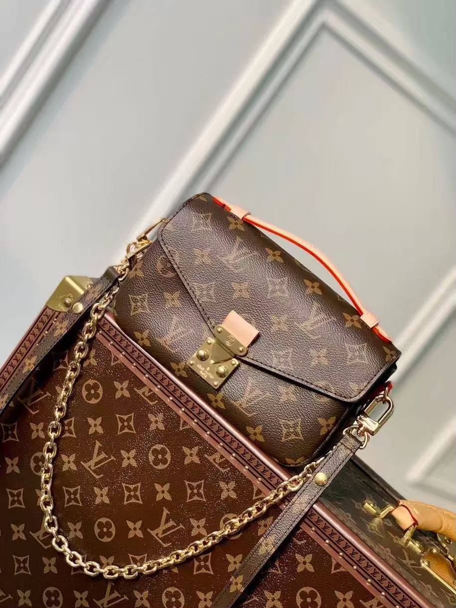 Fendi
95 dhs🇦🇪🇦🇪

size：small
Zain35 
♥️♥️♥️