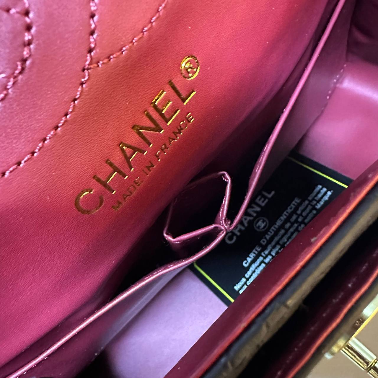 CHANEL 
 GOOD QUALITY 
WITH BOX 🎁🎁🎁
120 dhs✅

Zain39
♥️♥️♥️