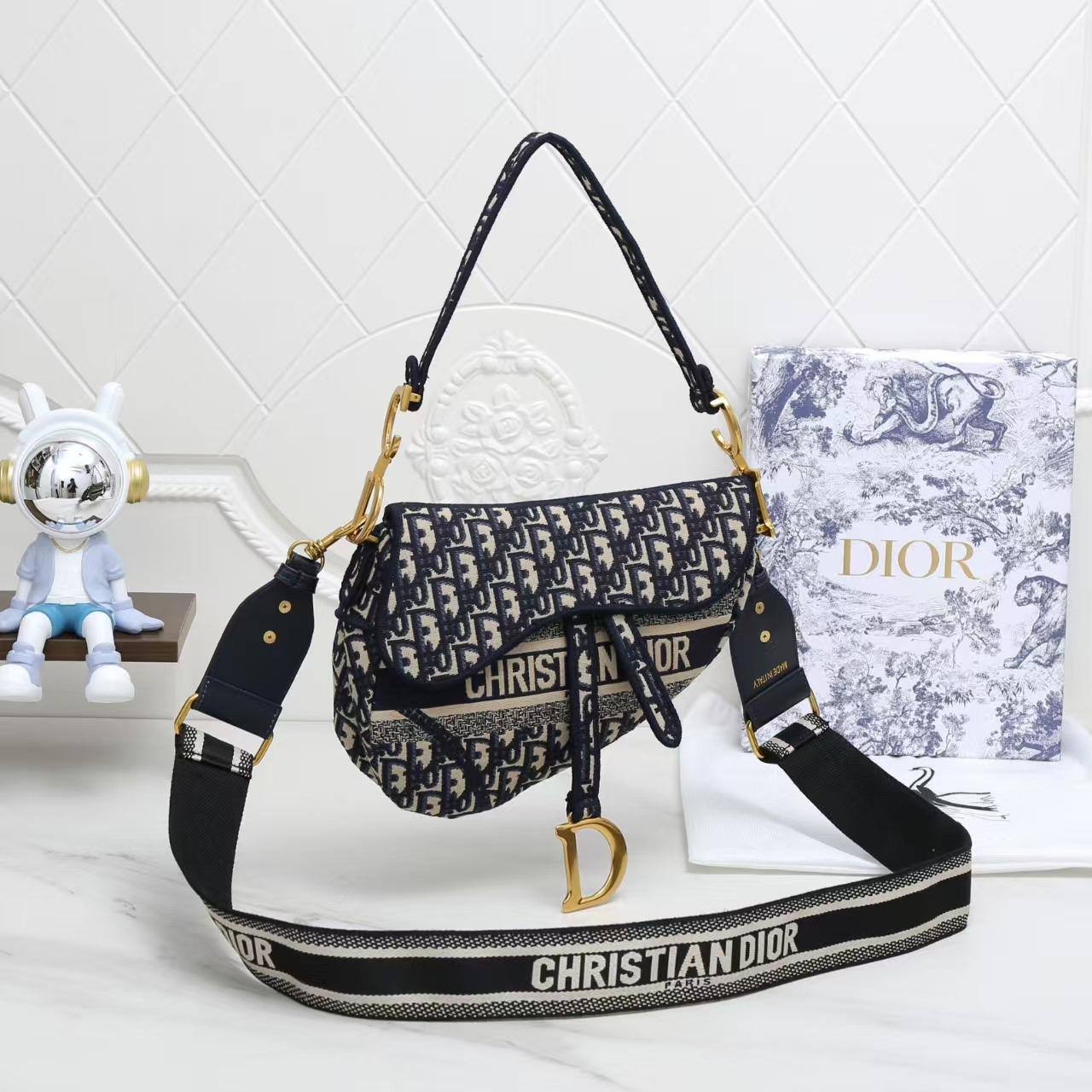 Dior

Best quality 

Withbox
🎁🎁🎁

115 dhs💓
size 25cm

Zain158
♥️♥️♥️