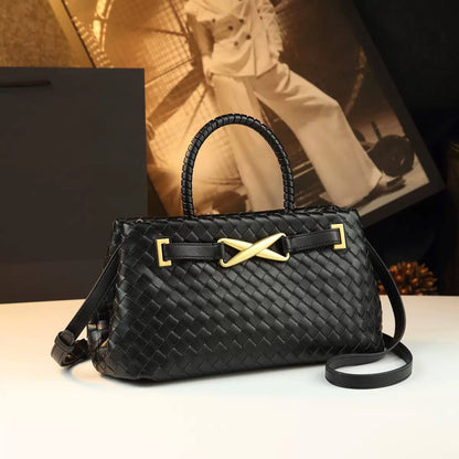 BOTTEGA NEW CAME HIGH QUALITY WITH BOX 
150 dhs✅

Zain295
♥️♥️♥️