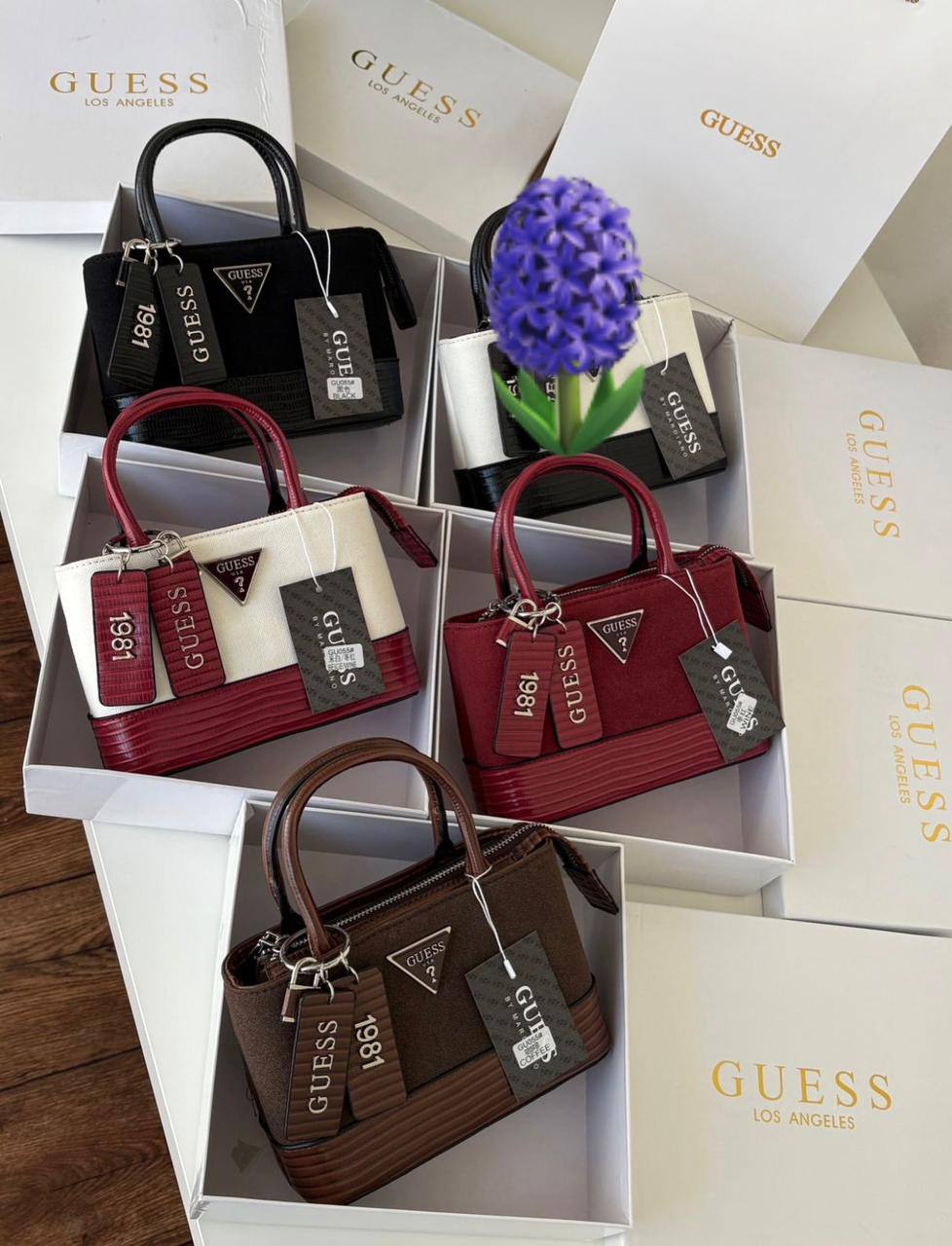 Guess
100 dhs✅
size：22cm

Good-quality 

with box
🎁🎁🎁

Zain35
♥️♥️♥️