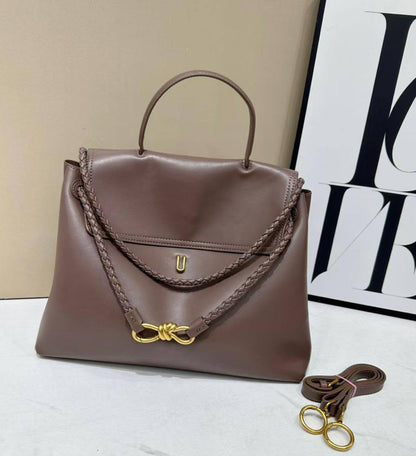 BOTTEGA 
 HIGH QUALITY
100 dhs💓
SIZE: 35cm

Zain17
♥️♥️♥️