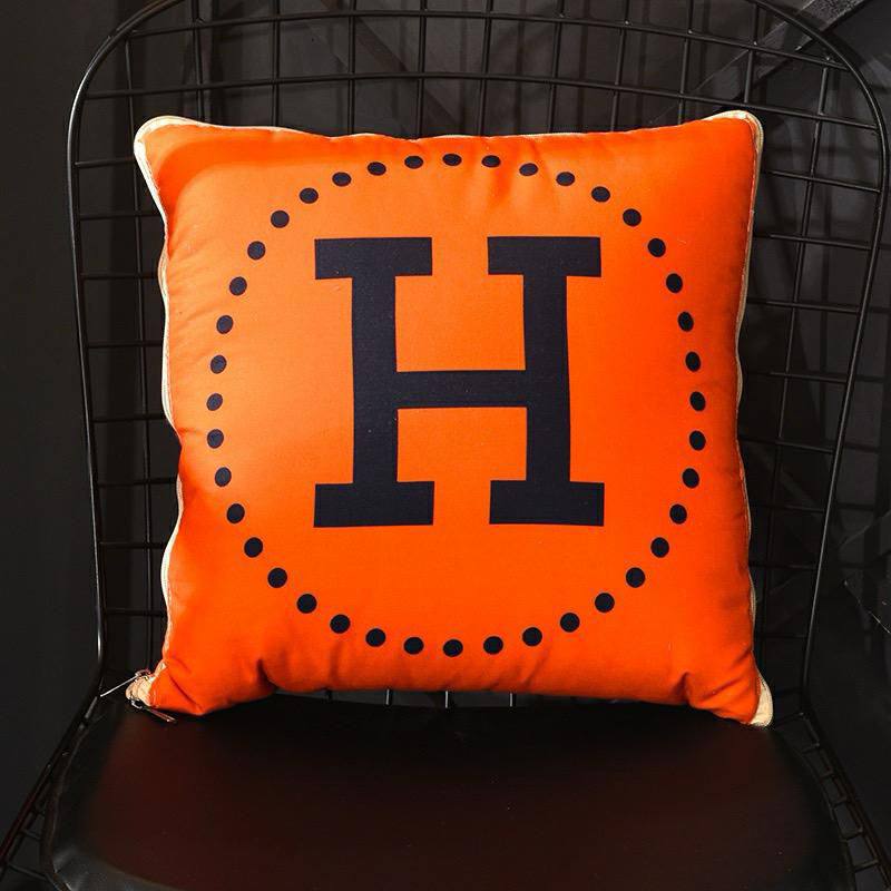 Brand 
High quality 
Pillow cover 
Velvet 100%
Size 50*50
50 dhs🪙🌨️

Zain99
♥️♥️♥️