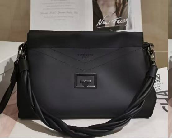 Givenchy

New arrived 
Givenchy women's bag 
115 dhs🇦🇪🇦🇪

Size 29cm

Zain161
♥️♥️♥️