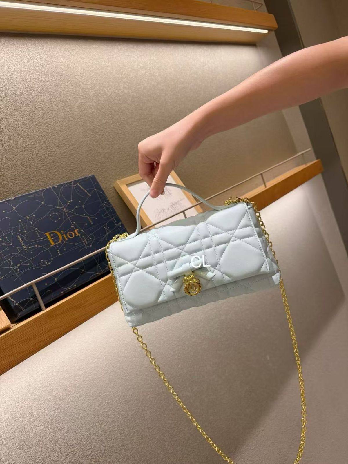 Dior

Withbox 

120 dhs🇦🇪🇦🇪

Zain143
♥️♥️♥️