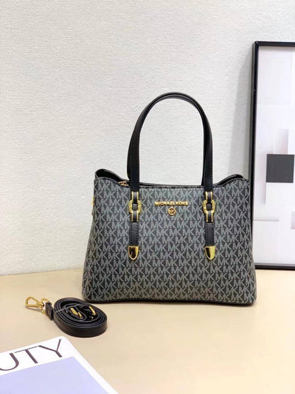 Mk 
95 dhs💓
size 27×11×19cm

Zain213
♥️♥️♥️