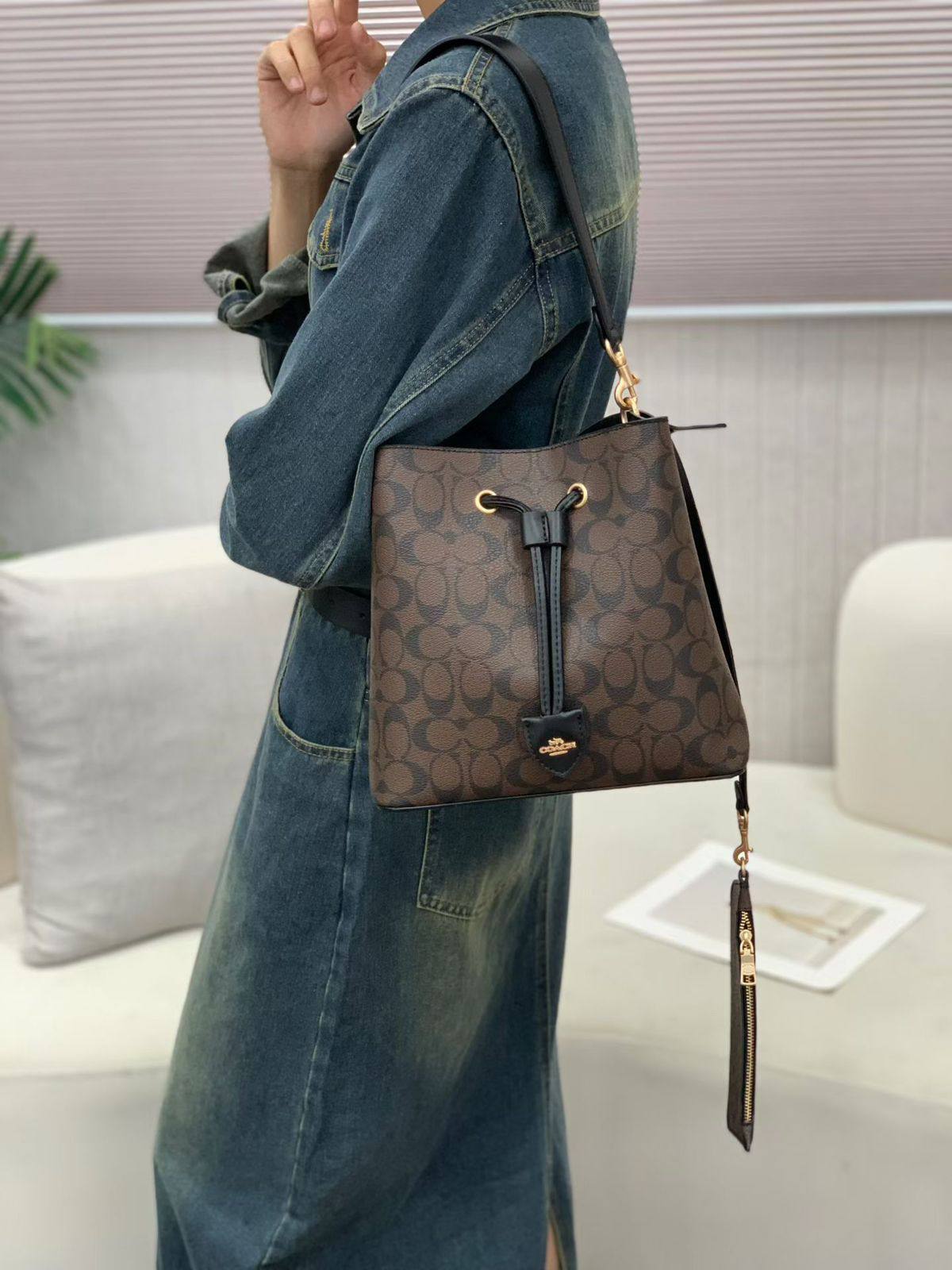 COACH
24cm

Microfiber, Good Quality
110 dhs🪙🌨️ 

Zain254
♥️♥️♥️