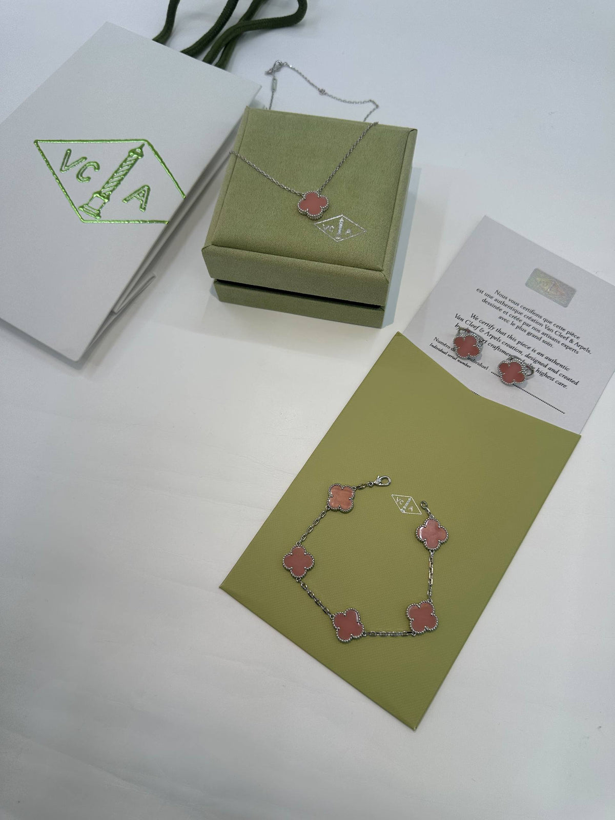 Van Cleef & Arpels🔥 Medium size🦋

 Necklace 💥
 Earring 🍁
 Bracelet 🔥

 Master quality 💯 
With normal boxes 🗃️ 
200 dhs🇦🇪🇦🇪

 With master box 🗃️
220 dhs🇦🇪🇦🇪

Zain216
♥️♥️♥️