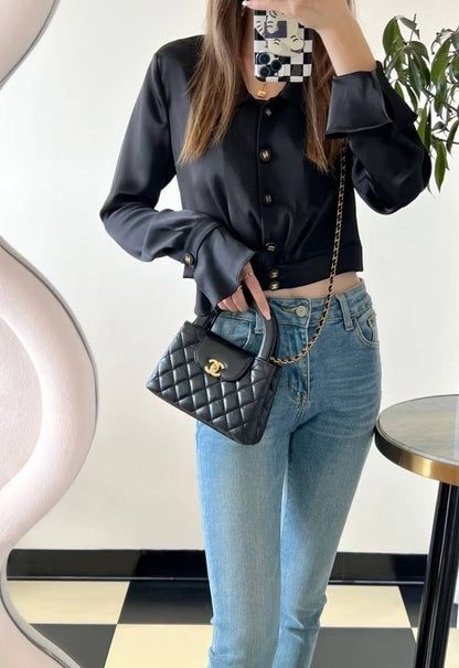 Chanel
95 dhs✅
Good  quality
Size：19cm
with box
🎁🎁🎁

Zain74
♥️♥️♥️