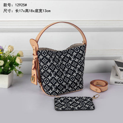 LV
best quality 

with box

115 dhs🇦🇪🇦🇪🇦🇪

size17CM

Zain290
♥️♥️♥️