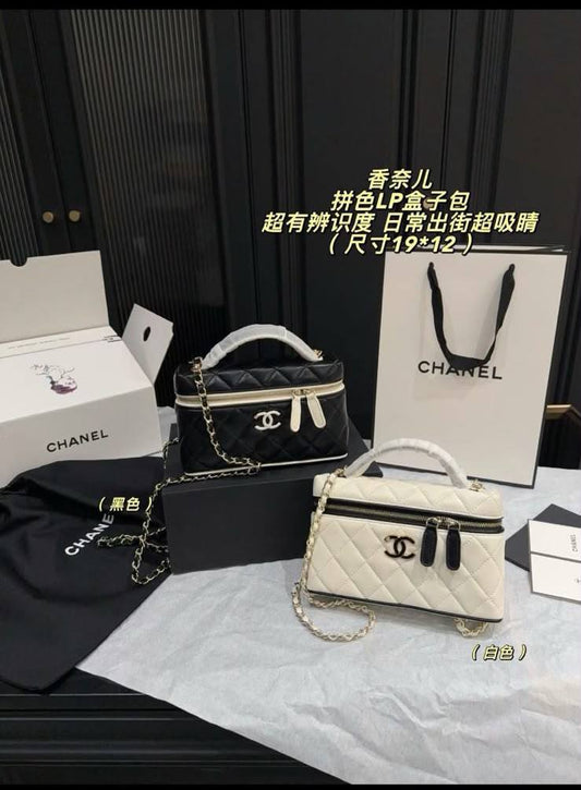 Chanel 
Vanity handbag 
Master quality 
19cm with box 📦 
260 dhs✅

Zain95
♥️♥️♥️