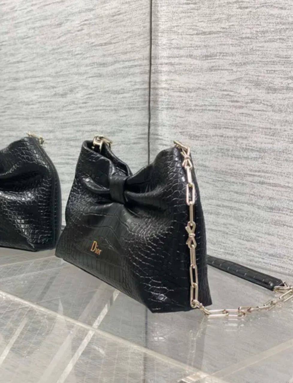 Dior
100 dhs✅
Good-quality 

with box🎁🎁🎁

Zain35
♥️♥️♥️