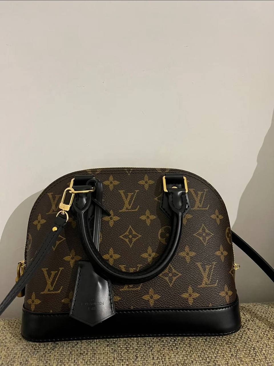 LV

95 dhs🪙🌨️

Good quality 

with box
🎁🎁🎁

Zain35
♥️♥️♥️
