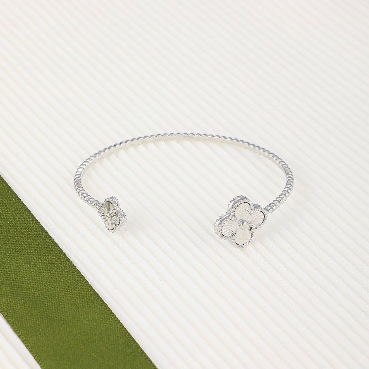 VCA ❤️‍🔥*
Bangle ✨
Master quality 💯
With normal boxes 🗃️ 
60 dhs✅
With master box 📦 
90 dhs✅

Zain216
♥️♥️♥️