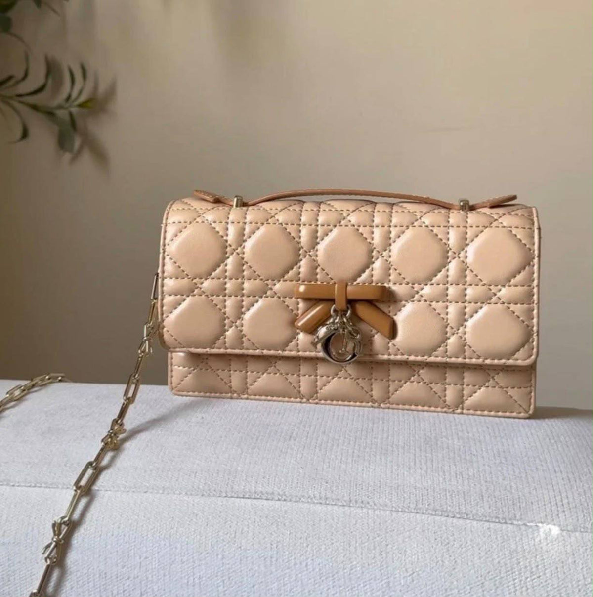 Dior
100 dhs🇦🇪🇦🇪

GOOD-quality 
with box

Zain35
♥️♥️♥️