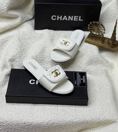. New  chanel flat 

   Size  .  36.  to 41

85 dhs🪙🌨️

Zain80
♥️♥️♥️