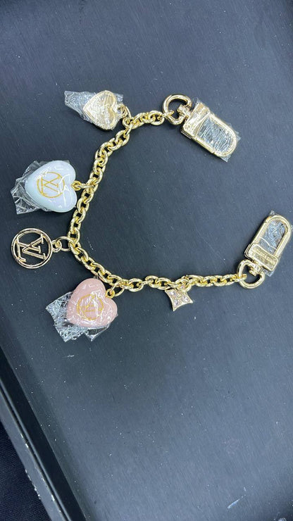 LV Charm
65 dhs🌺
Add box paper bag🎁
10 dhs🌺

Zain48
♥️♥️♥️