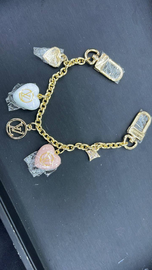 LV Charm
65 dhs🌺
Add box paper bag🎁
10 dhs🌺

Zain48
♥️♥️♥️