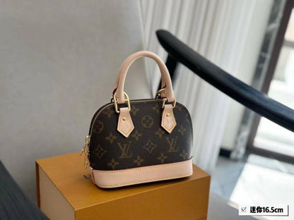 Lv

100 dhs🇦🇪🇦🇪

with box
size 20cm

Zain26
♥️♥️♥️