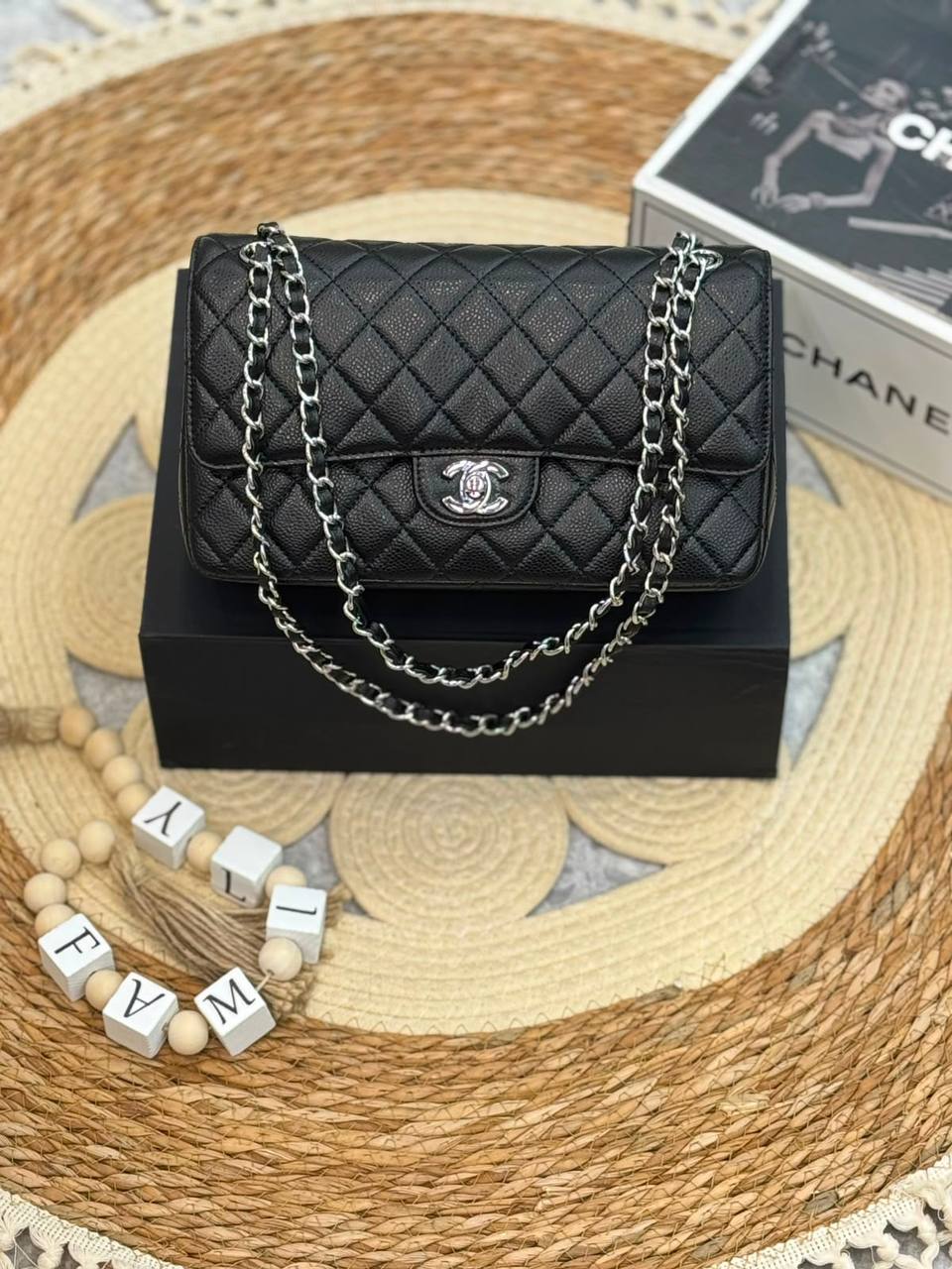 Chanel 
Master ❣️❣️
25Cm With Box 💼
Caviar Silver&Gold Hardware 
250 dhs🇦🇪🇦🇪

Zain131
♥️♥️♥️