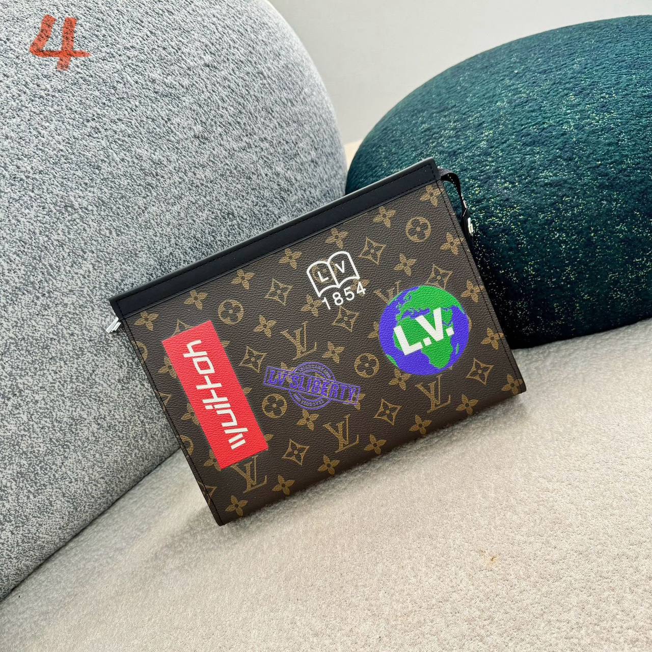 Clutch Bag
65 dhs✅
with box

Zain137
♥️♥️♥️