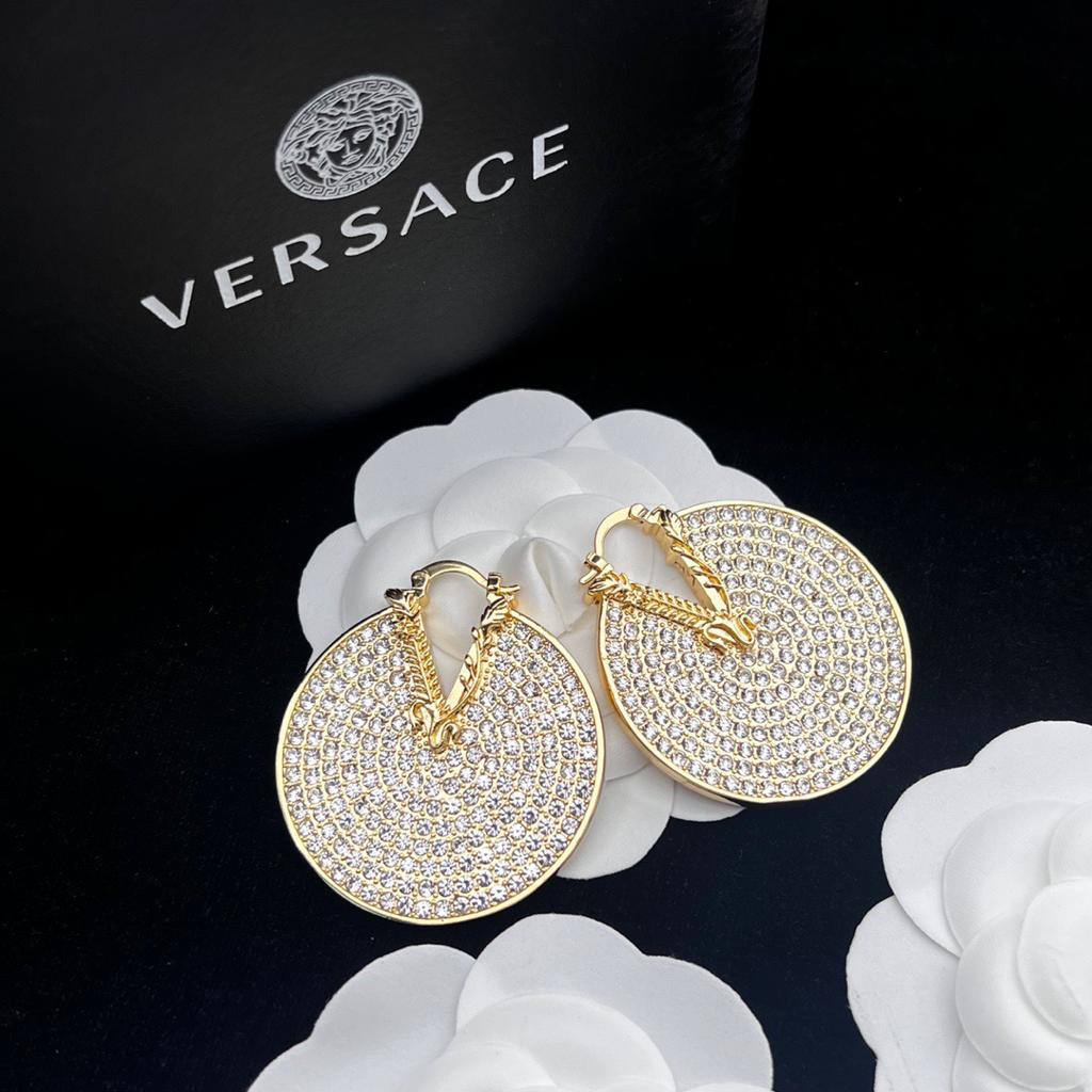 VERSACE EARRING
MASTER
60 DHS✅
WITH BOX AND PAPER BAG🎁🛍️

Zain89
♥️♥️♥️