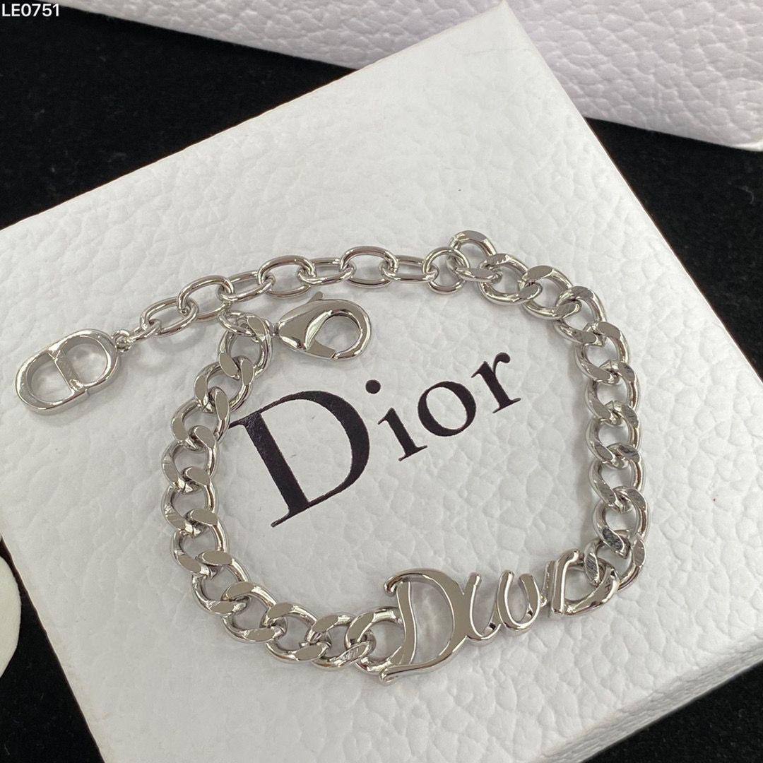 DIOR 
MASTER⭐
BRACELET 💫✨
50 dhs🌺 
WITH BOX AND PAPER BAG 🛍️🎁

Zain89
♥️♥️♥️