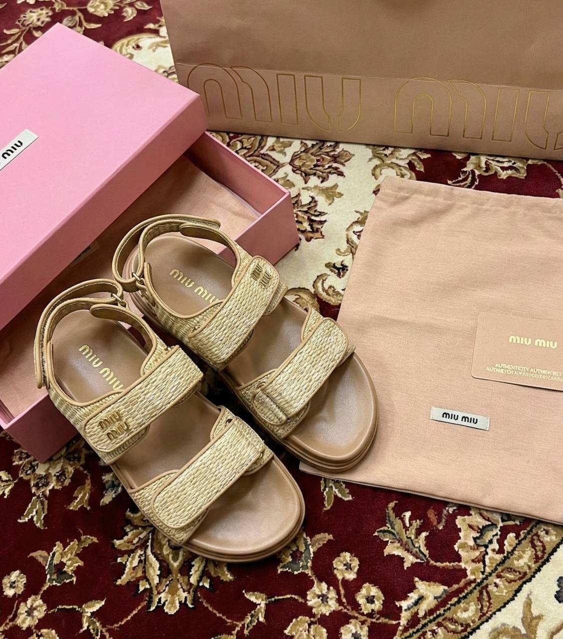 Miu Miu
130 dhs✅
Size.  36 to 41.

Zain175
♥️♥️♥️